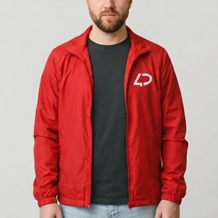 Veste coupe-vent rouge personnalisée sur le coeur