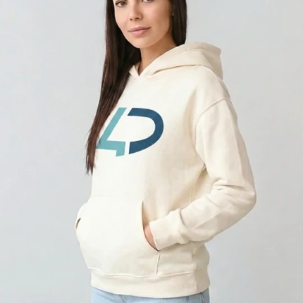 Sweat personnalisé porté par une jeune femme
