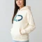Sweat personnalisé porté par une jeune femme