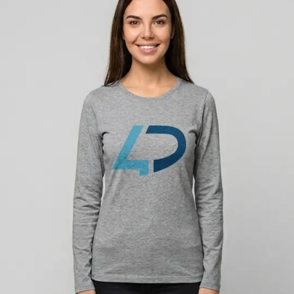 Femme avec t-shirt gris à manches longues imprimé