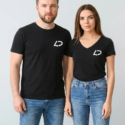 Homme et femme avec t-shirt noir imprimé avec logo