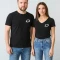 Homme et femme avec t-shirt noir imprimé avec logo