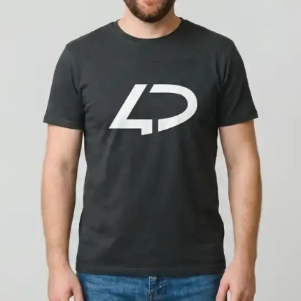 Homme avec t-shirt personnalisé imprimé sur l'avant
