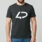 Homme avec t-shirt personnalisé imprimé sur l'avant