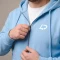 Tirette d'un sweat personnalisé en train d'être fermée