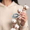 Femme portant un sweat-shirt bio personnalisé et tenant une branche de coton