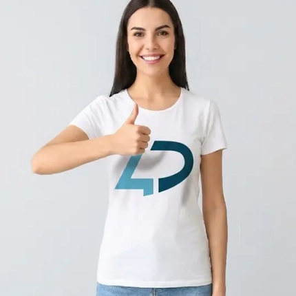 Femme portant un t-shirt personnalisé bon marché