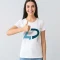 Femme portant un t-shirt personnalisé bon marché
