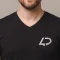 Homme avec t-shirt à col V personnalisé