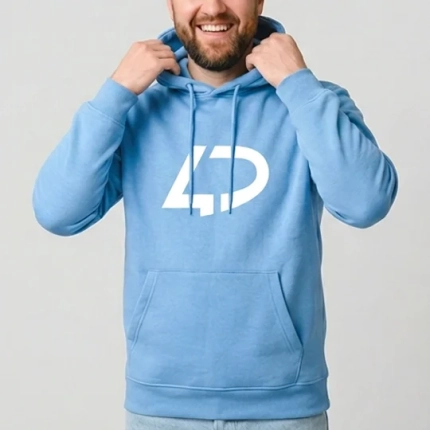 Sweat à capuche personnalisé bleu ciel porté par un homme