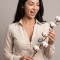 Femme avec chemise naturelle bio personnalisée sur le coeur