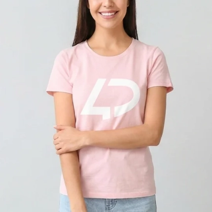 Femme avec t-shirt personnalisé rose pâle