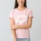 Femme avec t-shirt personnalisé rose pâle