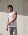 SKINNIFIT Ausgestelltes achselhemd für Herren T-Shirts personalisierbar