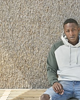 UNLABELED TWO-TONE HOODED SWEATSHIRT