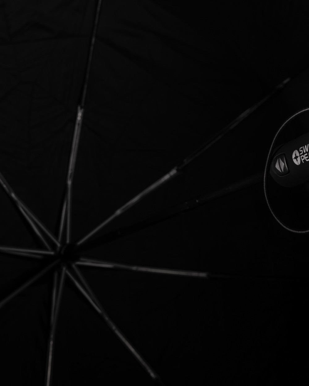 Parapluies personnalisable SWISS PEAK Parapluie tempête 27"de poche auto Swiss Peak Aware™ Tornado