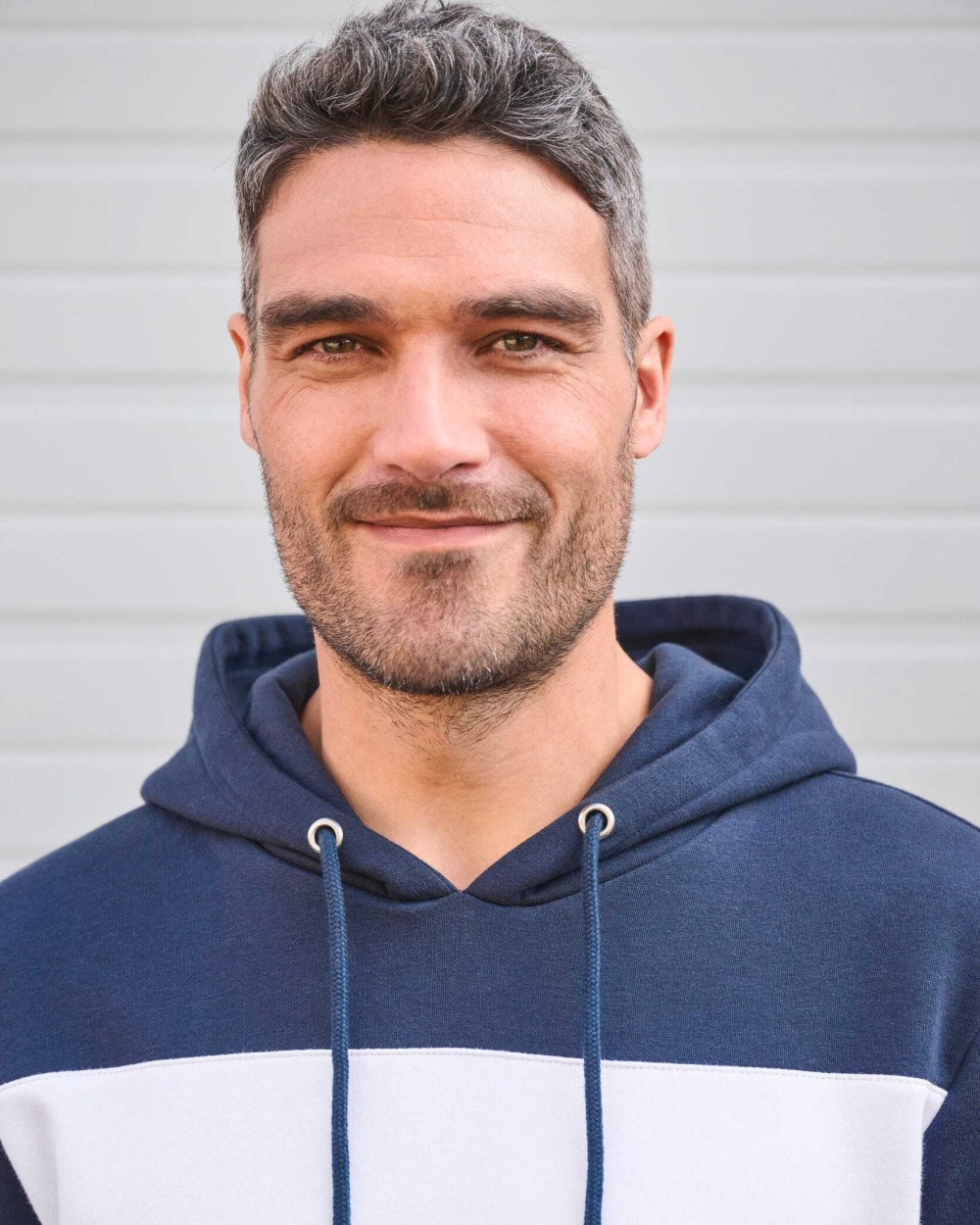 Sweaters & hoodies KARIBAN Driekleurige unisex sweater met capuchon voor bedrukking &amp; borduring