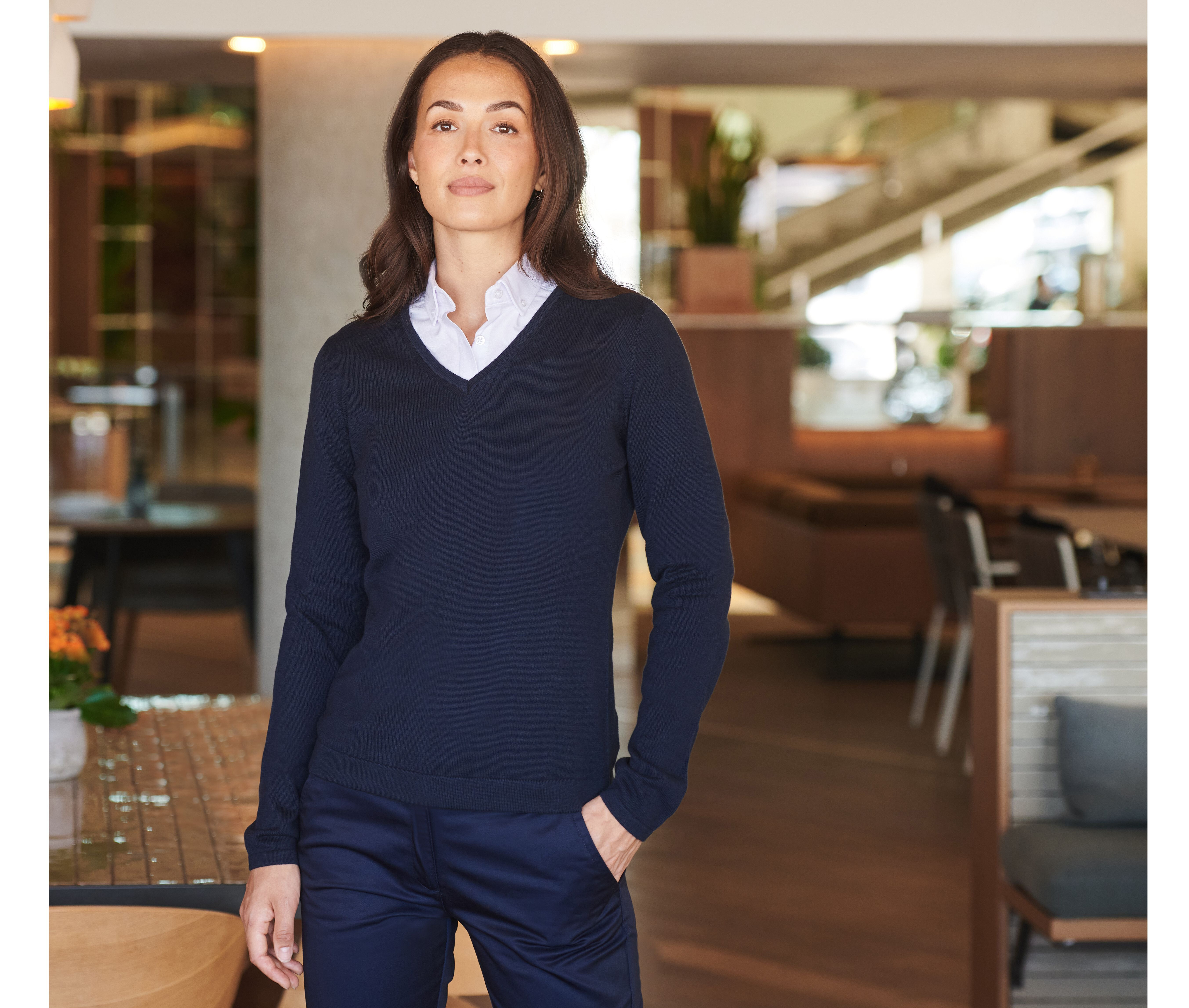 HENBURY LADIES' V-NECK JUMPER Pullovers personalisierbar