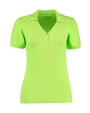 Polo's KUSTOM KIT Women's Regular Fit Comfortec® V Neck Polo voor bedrukking &amp; borduring