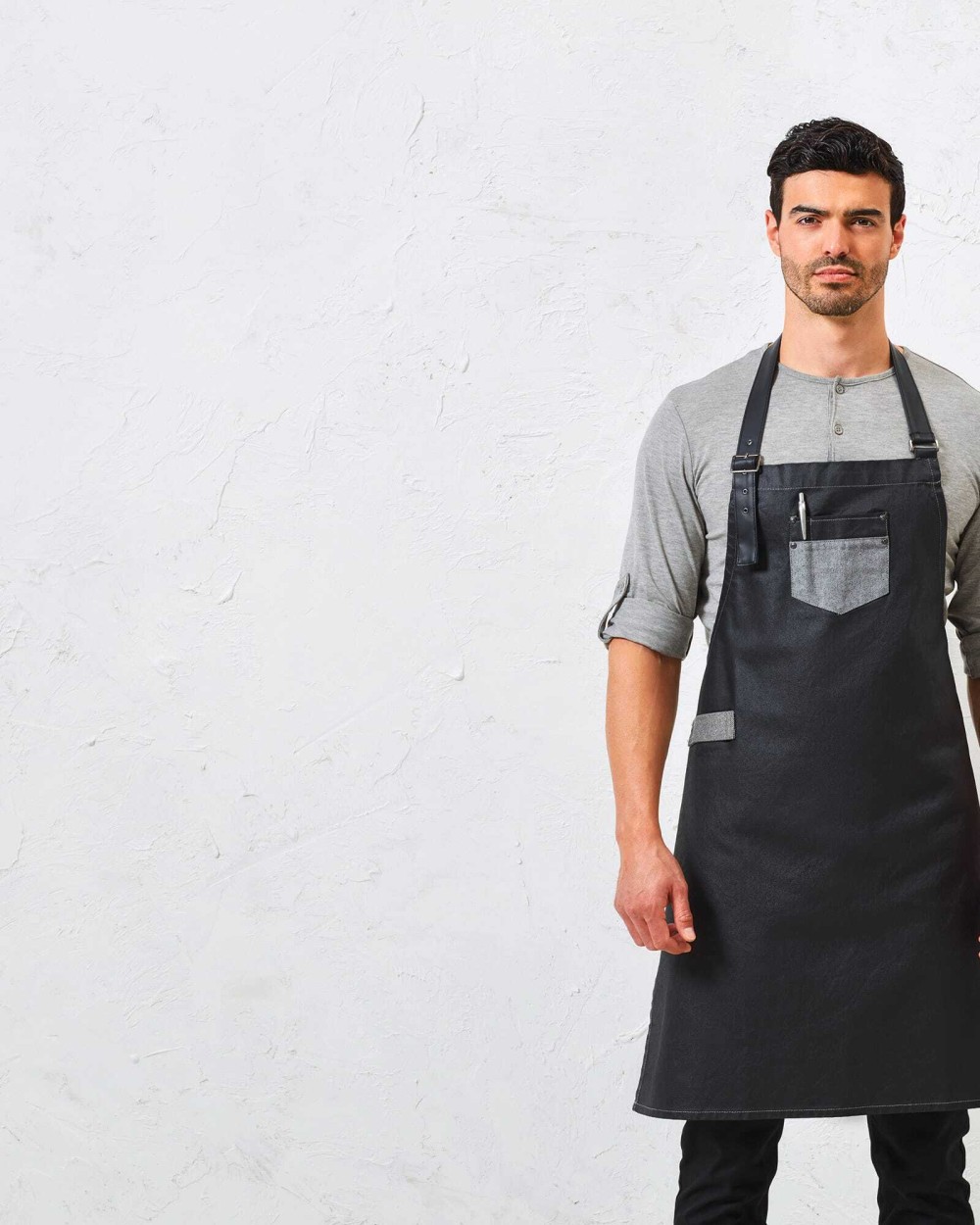 Schorten PREMIER Division - Waxed look denim bib apron with faux leather voor bedrukking &amp; borduring