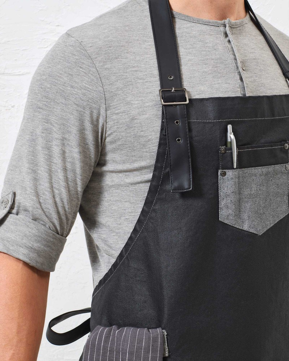 Schorten PREMIER Division - Waxed look denim bib apron with faux leather voor bedrukking &amp; borduring