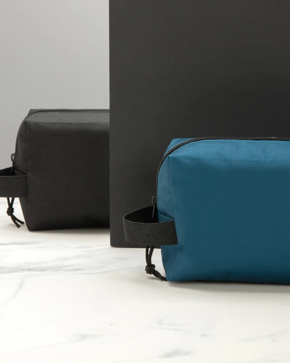 Tassen & Zakken 4DO Impact AWARE™ basic RPET toilettas voor bedrukking &amp; borduring