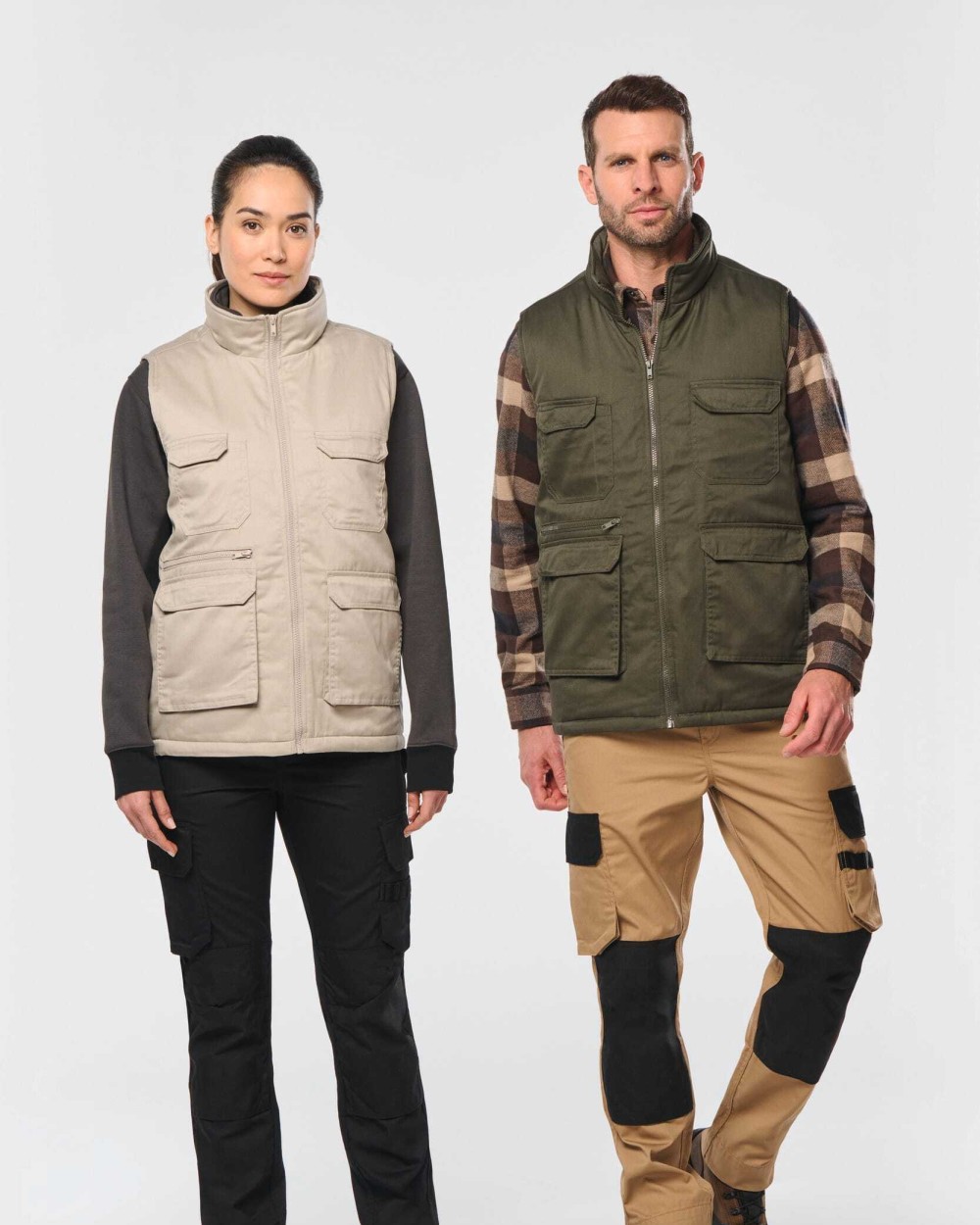 Jassen WK. DESIGNED TO WORK Gewatteerde uniseks bodywarmer van polykatoen multizakken voor bedrukking &amp; borduring