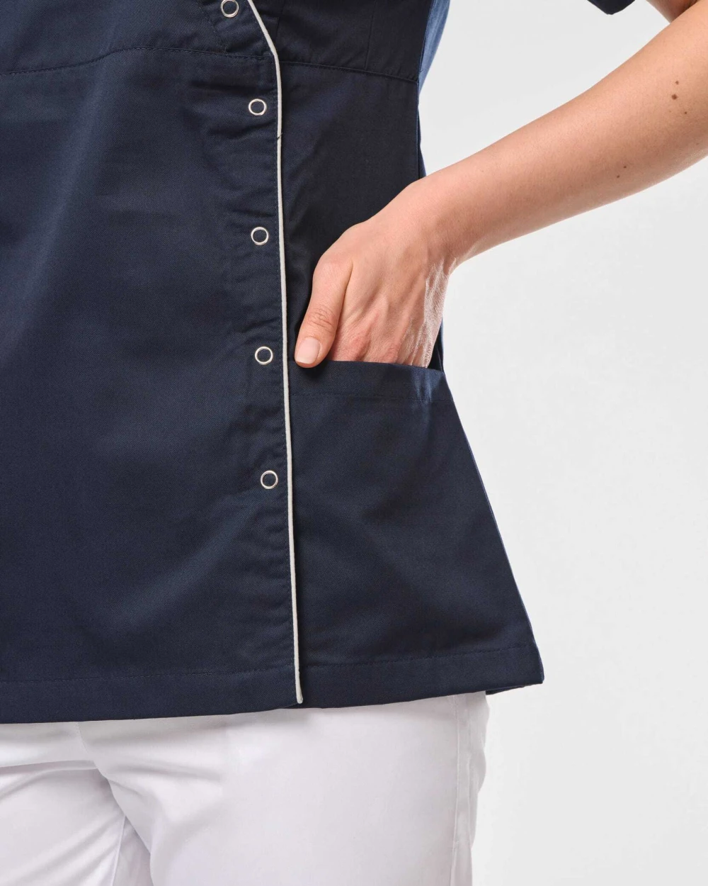 Schorten WK. DESIGNED TO WORK Damesblouse van polykatoen met drukknopen voor bedrukking &amp; borduring