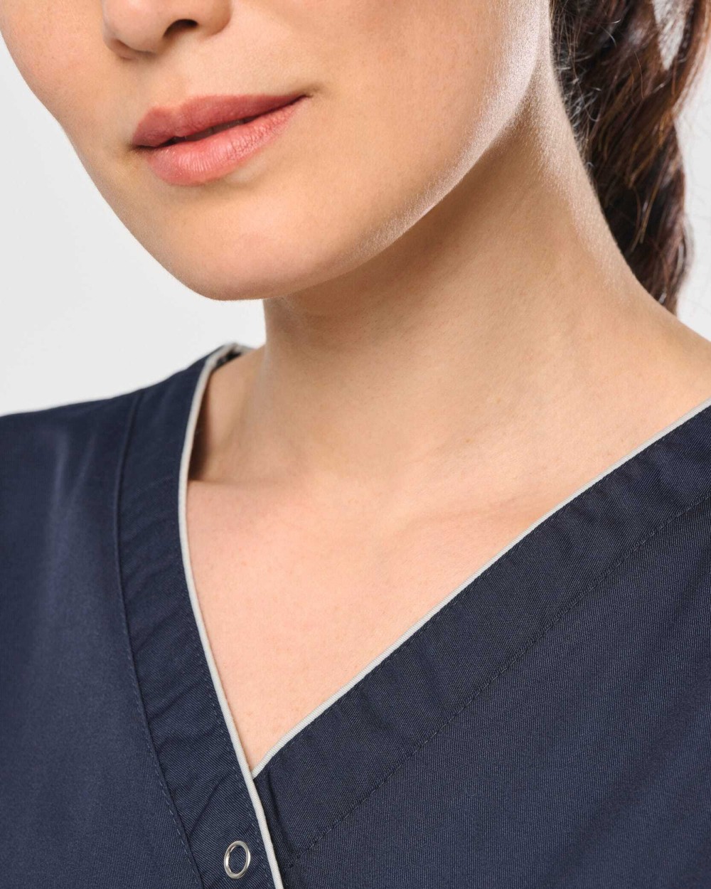 Schorten WK. DESIGNED TO WORK Damesblouse van polykatoen met drukknopen voor bedrukking &amp; borduring