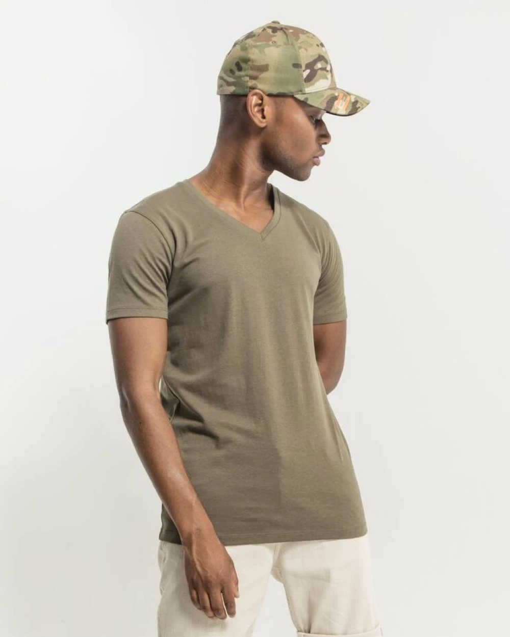 T-shirts BUILD YOUR BRAND Light T-Shirt V-Neck voor bedrukking &amp; borduring