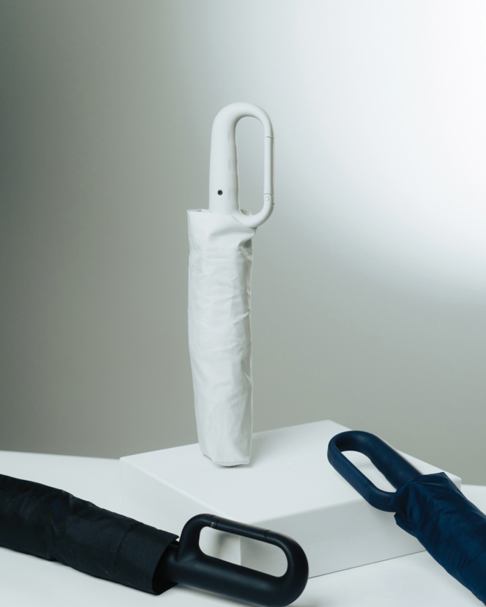 4DO Yara 21“ AWARE™ rPET Regenschirm mit Karabiner Regenschirme personalisierbar