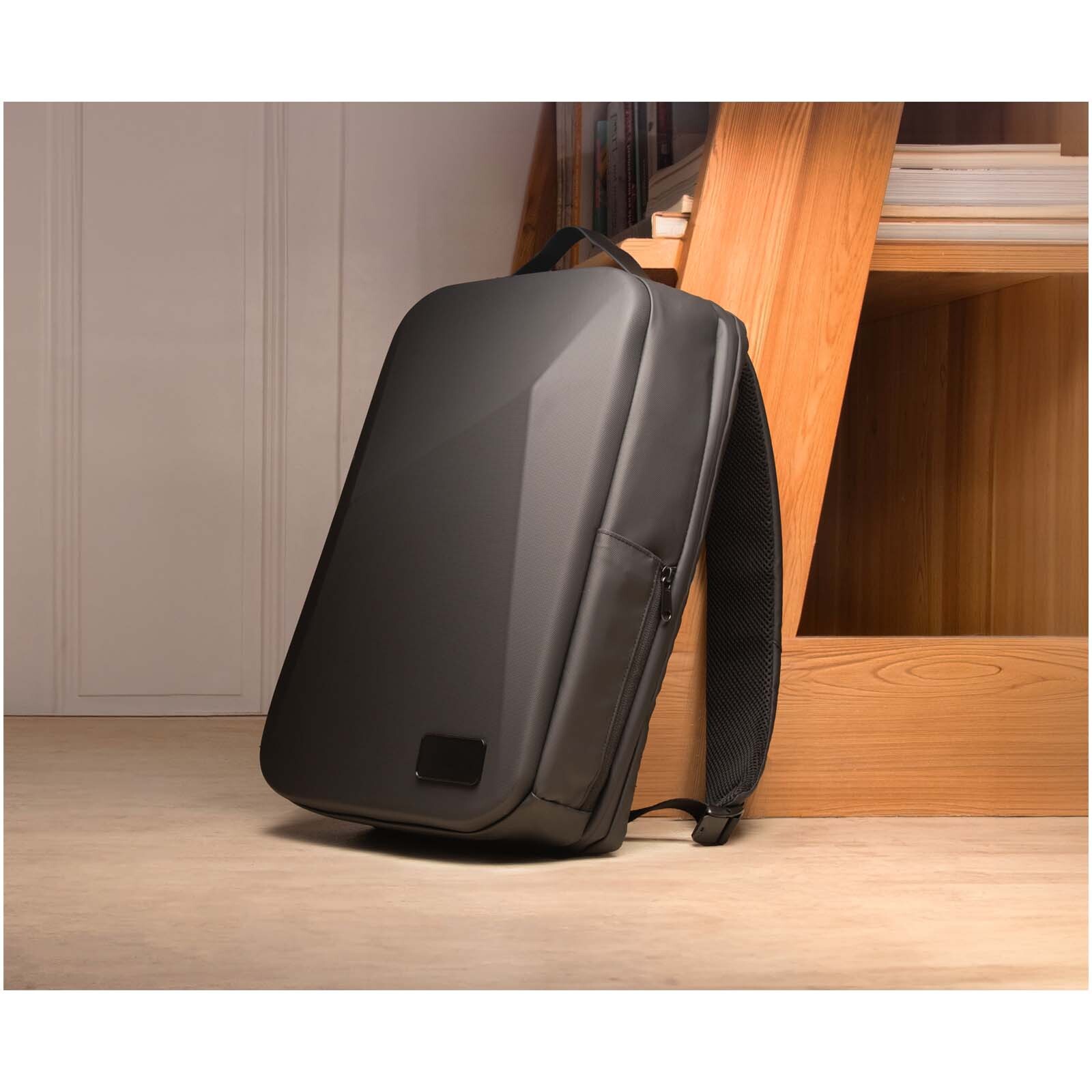 SCX.DESIGN SCX.design L12 Shield Rucksack mit eingebauter 10.000 mAh Powerbank und 3-in-1 Ladekabel Taschen personalisierbar