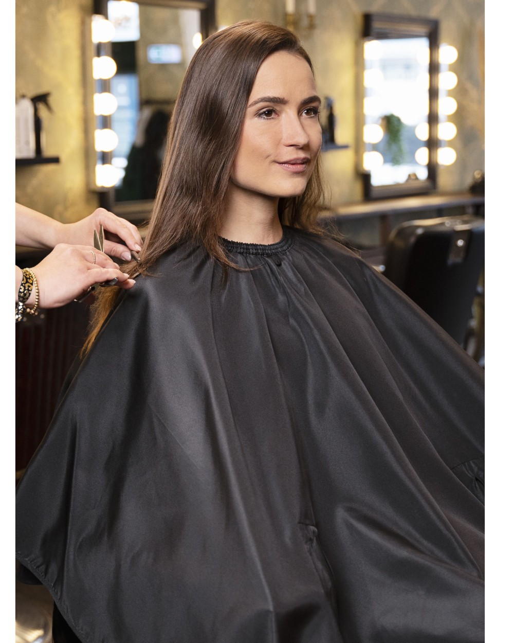 Jassen KARLOWSKY WATER-REPELLENT HAIRDRESSER'S CAPE WITH HAND GRIPS voor bedrukking &amp; borduring