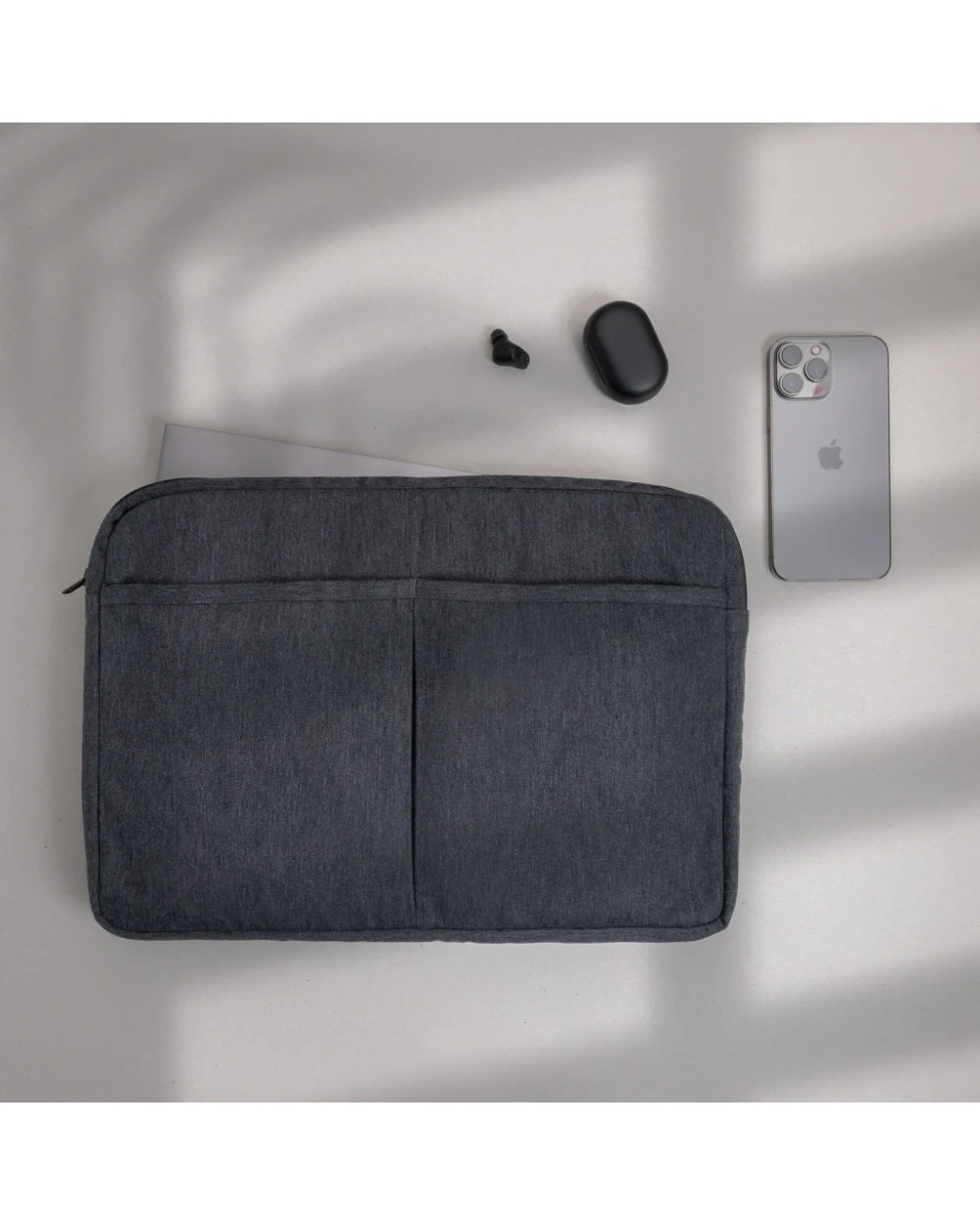 Tassen & Zakken 4DO Laluka AWARE™ gerecycled katoenen 15,6 inch laptophoes voor bedrukking &amp; borduring