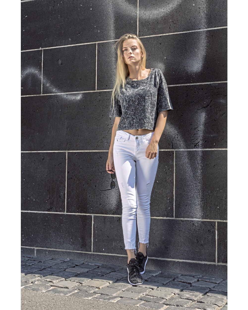 T-shirts BUILD YOUR BRAND Ladies` Acid Washed Cropped Tee voor bedrukking &amp; borduring