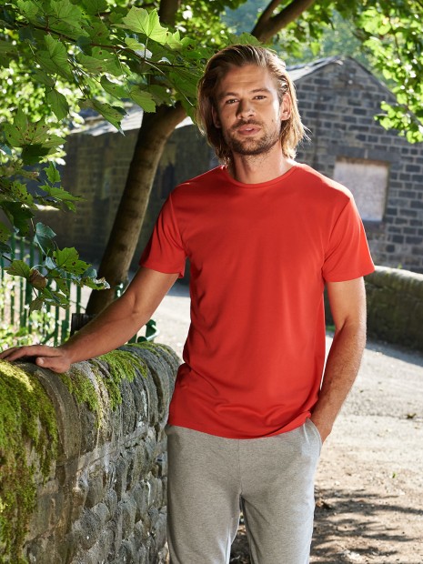 T-Shirts à personnaliser AWDIS T-shirt training en matière recyclée Ambaro. 