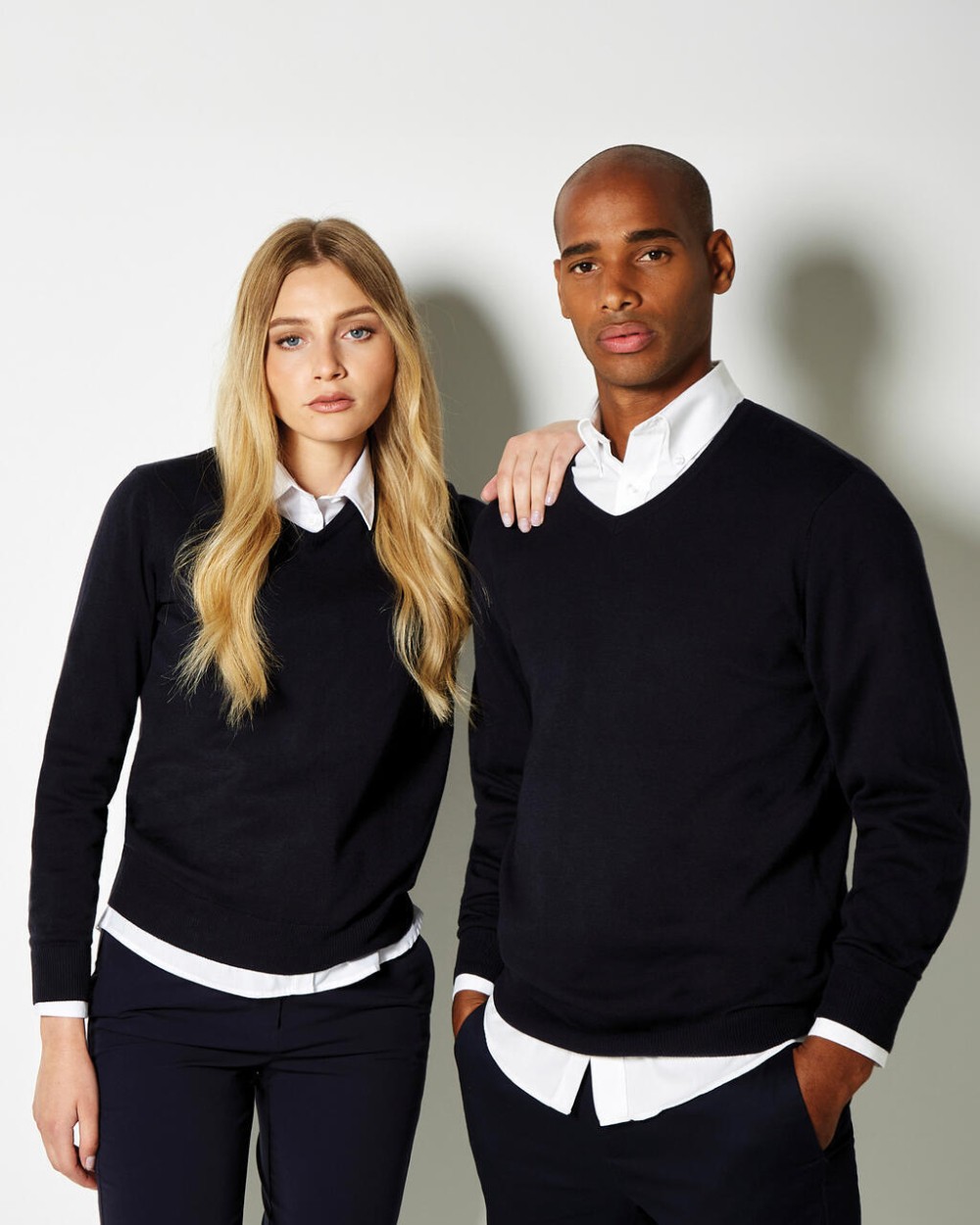 Truien KUSTOM KIT Classic Fit Arundel V Neck Sweater voor bedrukking &amp; borduring