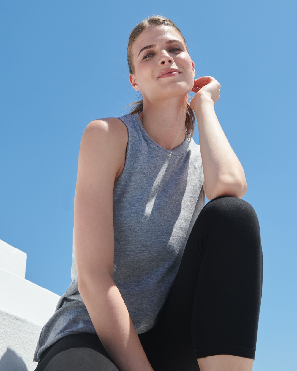 SKINNIFIT WOMEN’S HIGH NECK SLASH ARMHOLE VEST T-Shirts personalisierbar