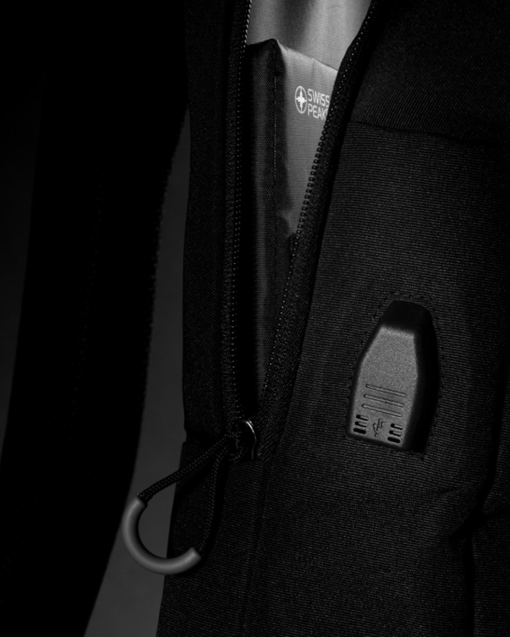 SWISS PEAK Swiss Peak AWARE™ RFID und USB A-Laptop-Rucksack Taschen personalisierbar