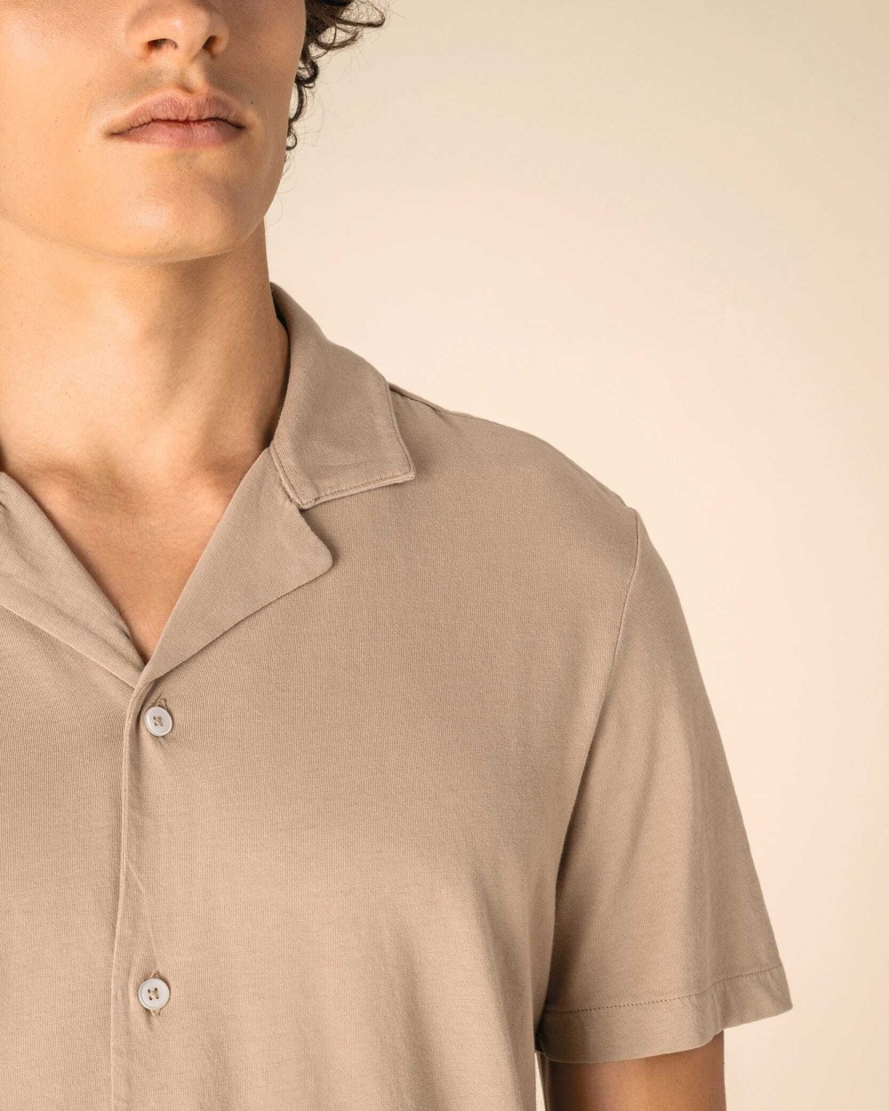 SPASSO Umweltfreundliches ausgewaschenes Jersey-Herrenhemd mit kurzen Ärmeln und Bowling-Kragen Hemden personalisierbar