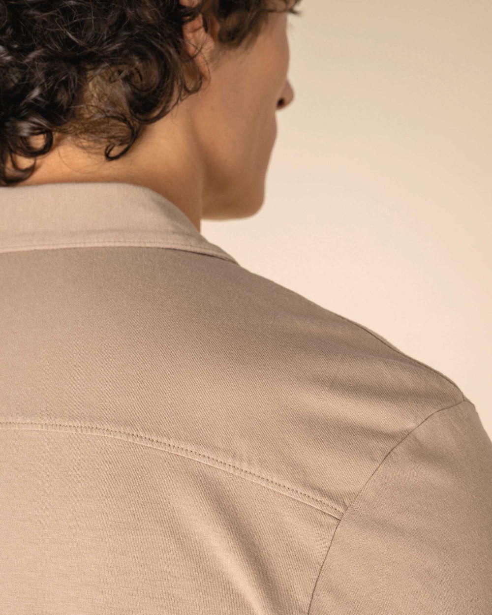 SPASSO Umweltfreundliches ausgewaschenes Jersey-Herrenhemd mit kurzen Ärmeln und Bowling-Kragen Hemden personalisierbar