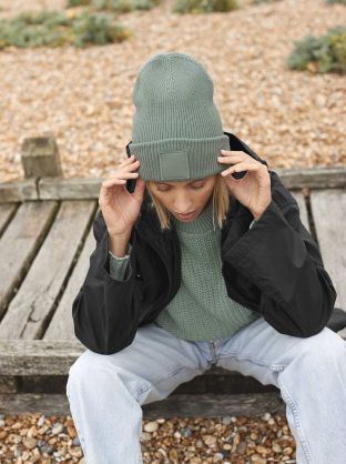 Bonnet à large revers avec patch ton sur ton