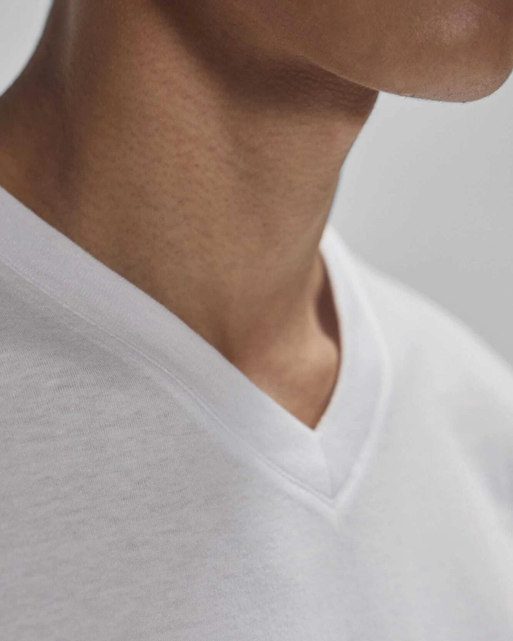 B&C T-Shirt mit V-Ausschnitt #150 T-Shirts personalisierbar