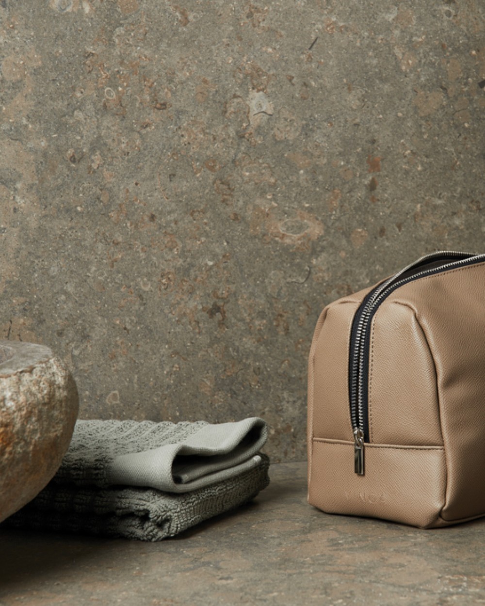 VINGA VINGA Bermond Kulturtasche aus RCS recyceltem PU Taschen personalisierbar