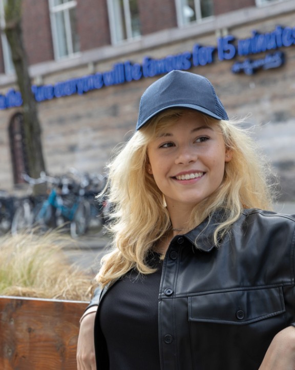 Petjes 4DO Impact AWARE™ 5 panel recycled katoenen truckercap voor bedrukking &amp; borduring